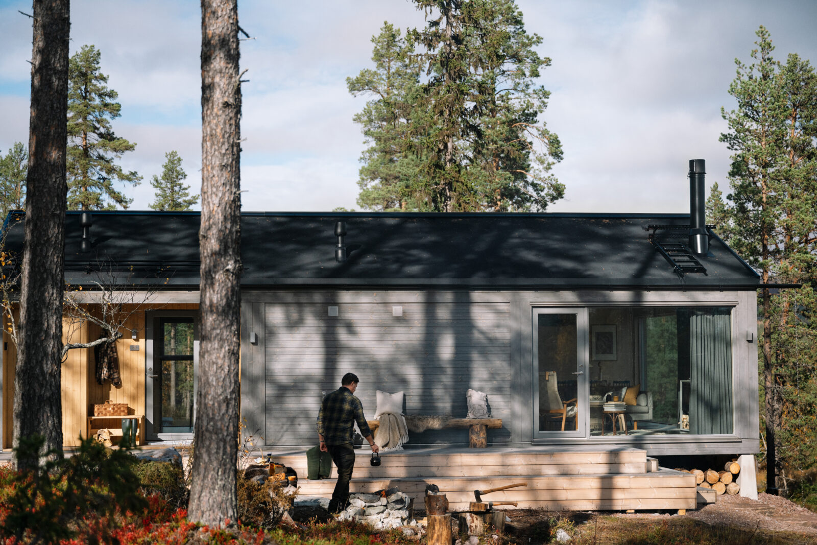 Fjällstuga med tjärfärg
